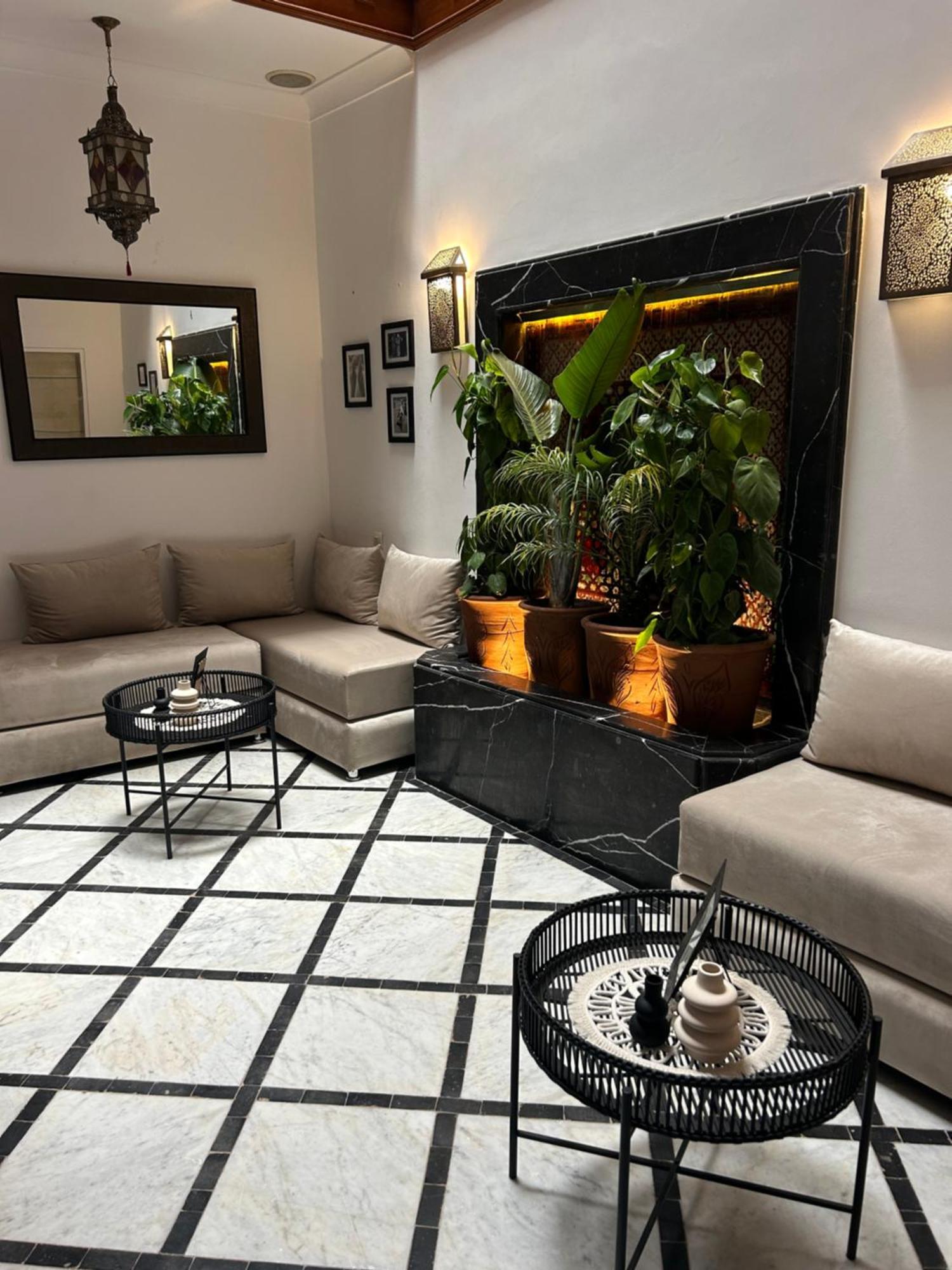 Riad Amazing Amazigh Avec Jacuzzi Petit Dejeuner Compris Avec Aussi Chambres Familiales Pres De La Place Jemaa El Fna Маракеш Екстериор снимка