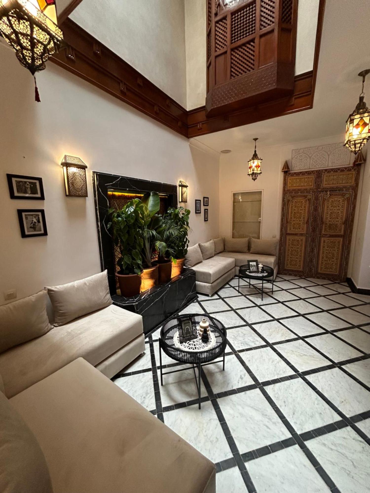 Riad Amazing Amazigh Avec Jacuzzi Petit Dejeuner Compris Avec Aussi Chambres Familiales Pres De La Place Jemaa El Fna Маракеш Екстериор снимка