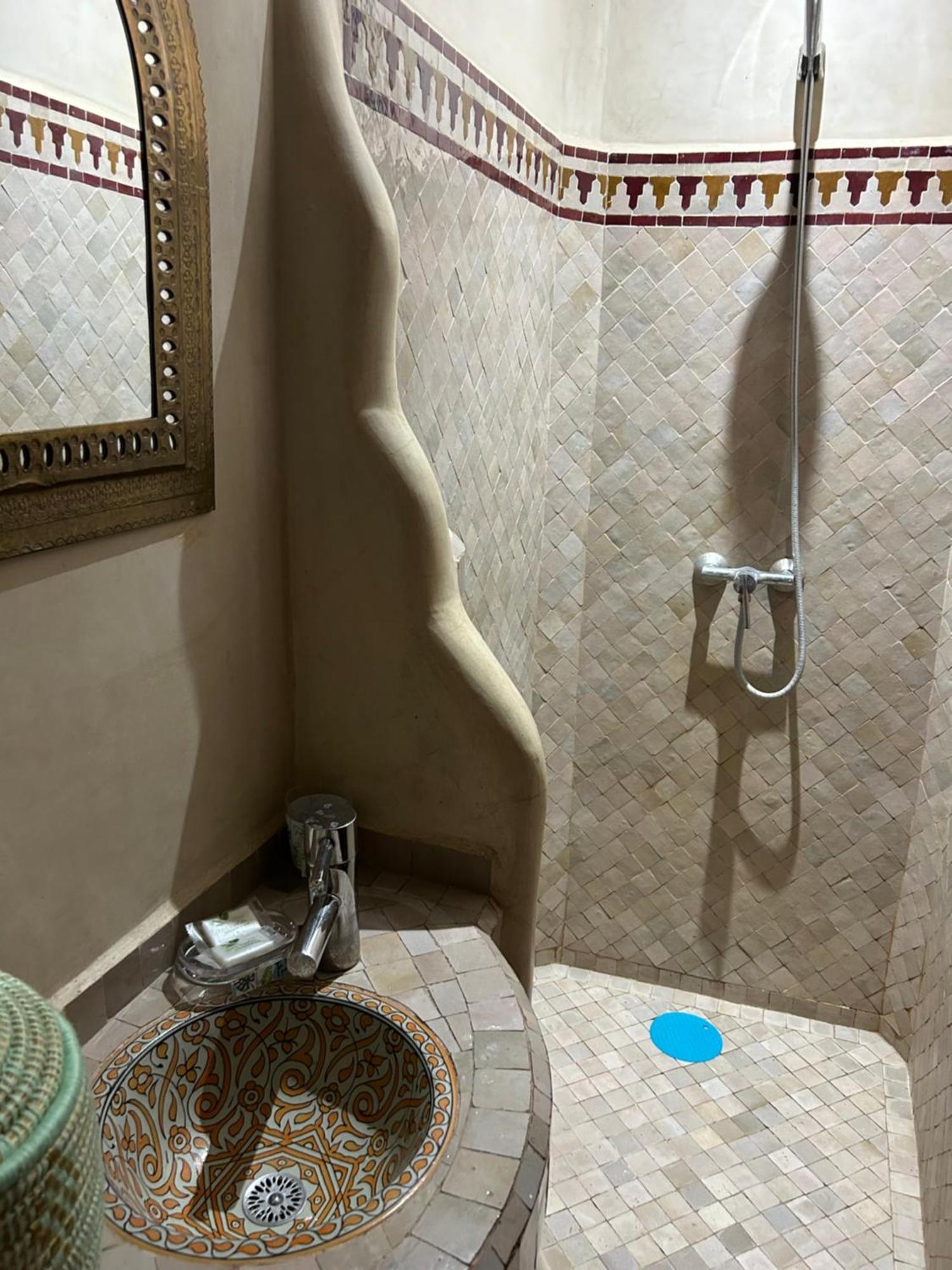 Riad Amazing Amazigh Avec Jacuzzi Petit Dejeuner Compris Avec Aussi Chambres Familiales Pres De La Place Jemaa El Fna Маракеш Екстериор снимка