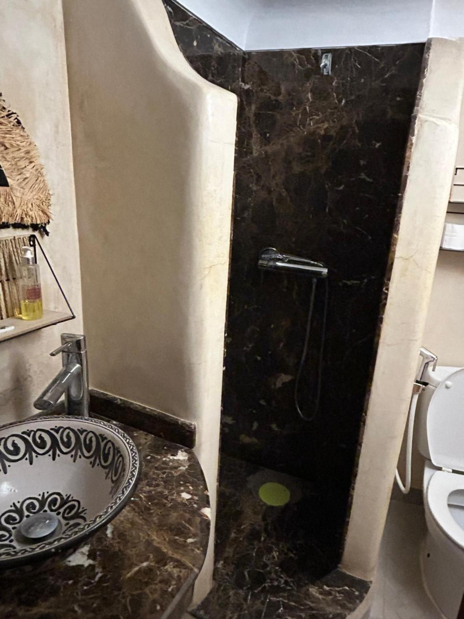 Riad Amazing Amazigh Avec Jacuzzi Petit Dejeuner Compris Avec Aussi Chambres Familiales Pres De La Place Jemaa El Fna Маракеш Екстериор снимка