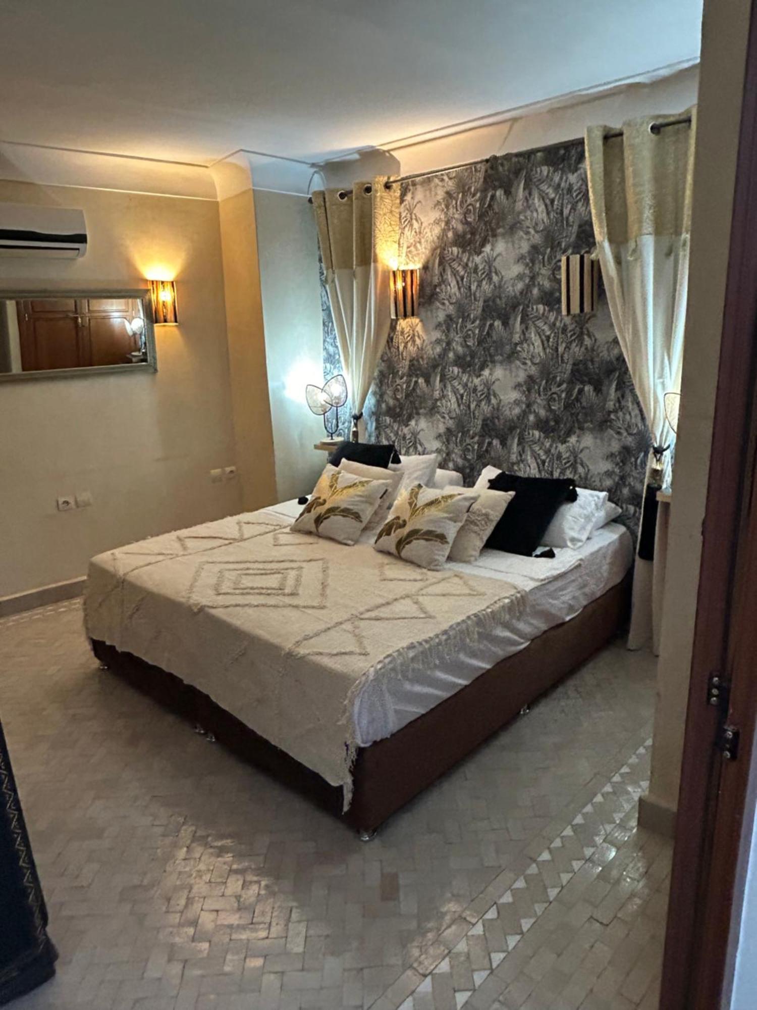 Riad Amazing Amazigh Avec Jacuzzi Petit Dejeuner Compris Avec Aussi Chambres Familiales Pres De La Place Jemaa El Fna Маракеш Екстериор снимка