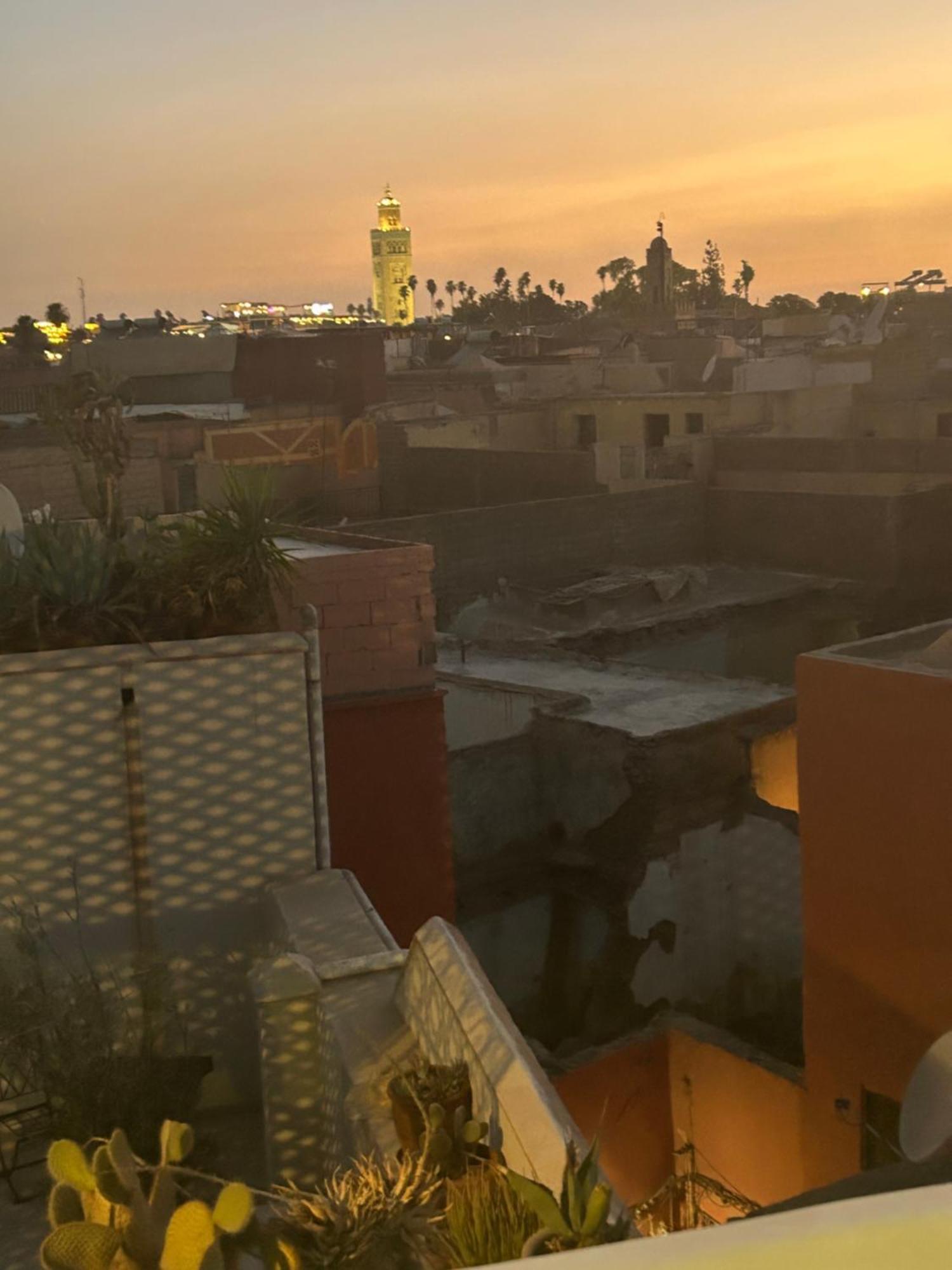 Riad Amazing Amazigh Avec Jacuzzi Petit Dejeuner Compris Avec Aussi Chambres Familiales Pres De La Place Jemaa El Fna Маракеш Екстериор снимка
