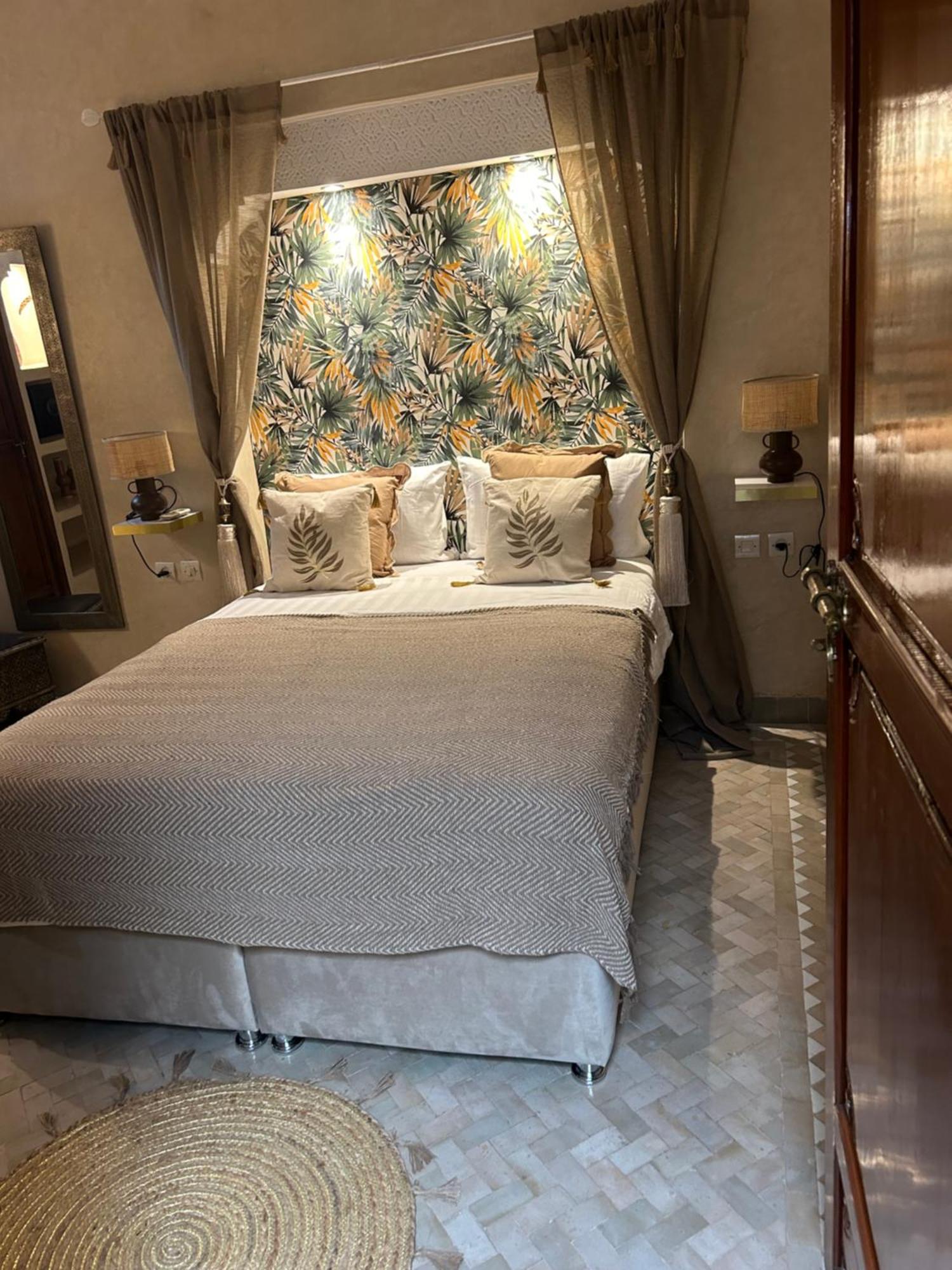 Riad Amazing Amazigh Avec Jacuzzi Petit Dejeuner Compris Avec Aussi Chambres Familiales Pres De La Place Jemaa El Fna Маракеш Екстериор снимка
